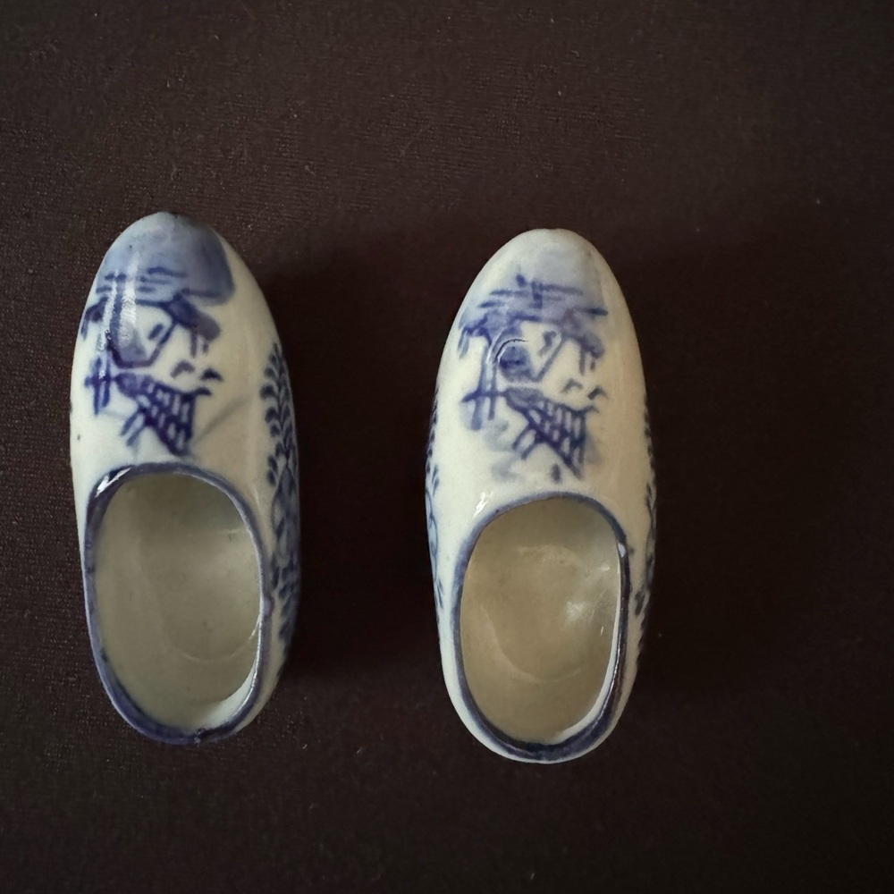 🌷 Two Vintage Painted Porcelain Miniature Dutch Shoes from Holland